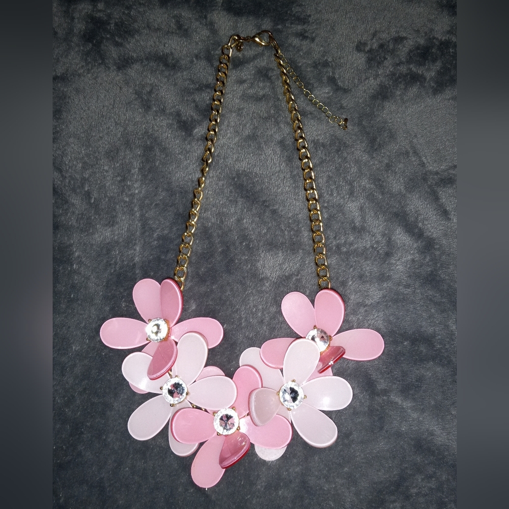 Charming Charlie flower necklace